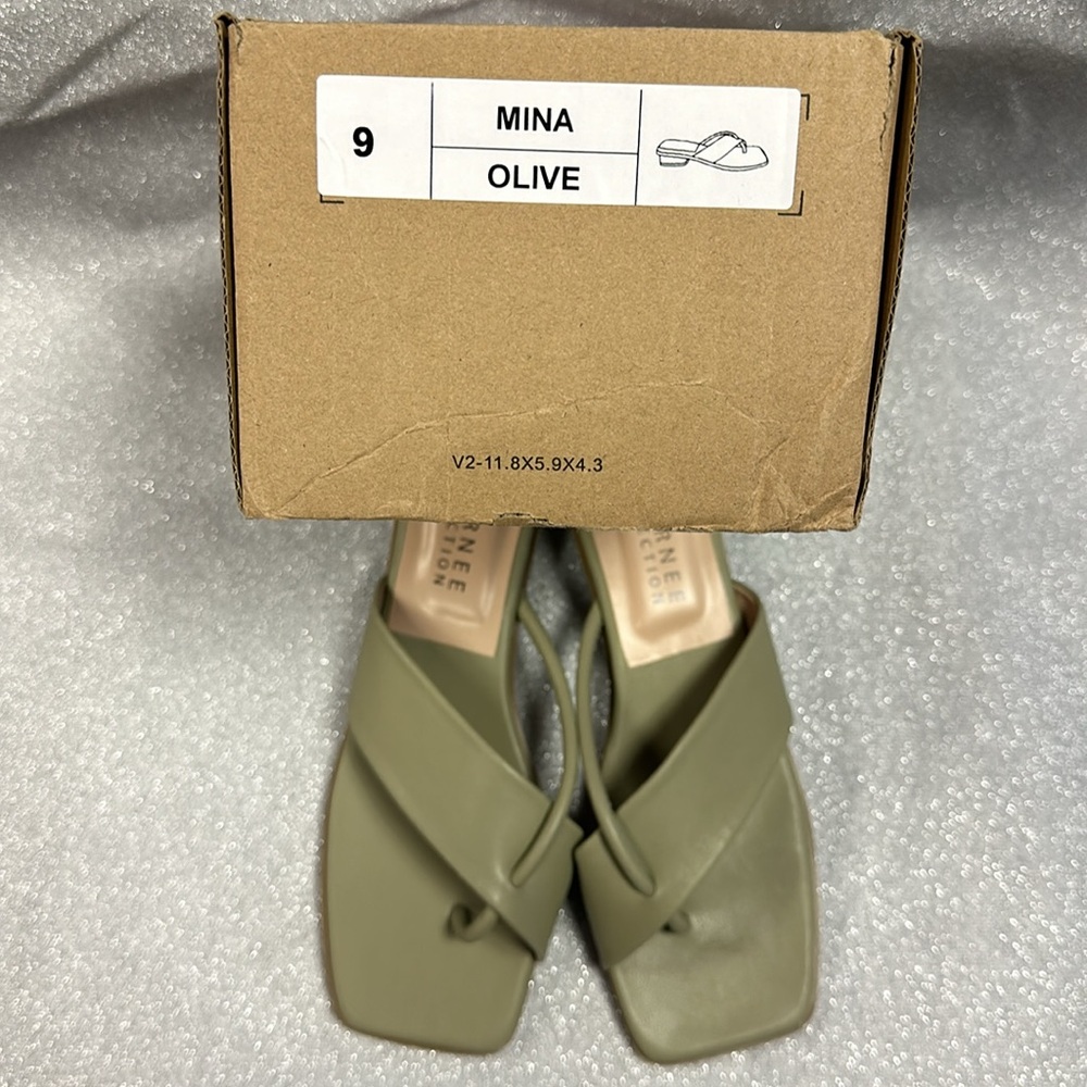 Journee Collection Thong Sandals Size 9 - Picture 5 of 5